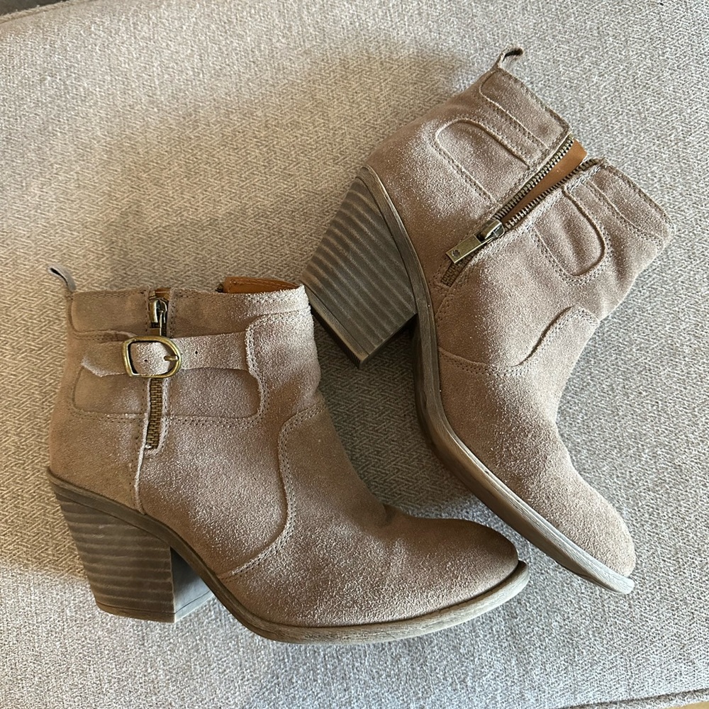 Lucky brand women’s boots size 9
